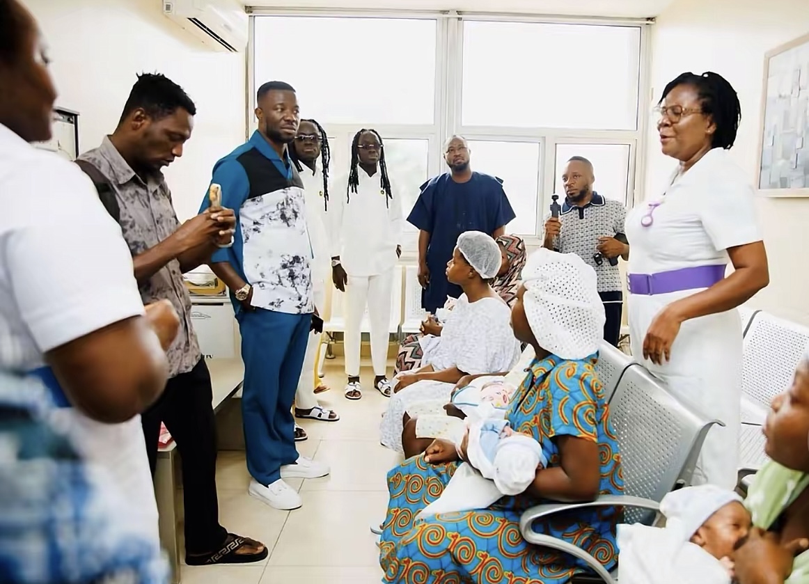 Mystic Twins Foundation visiting maternity ward